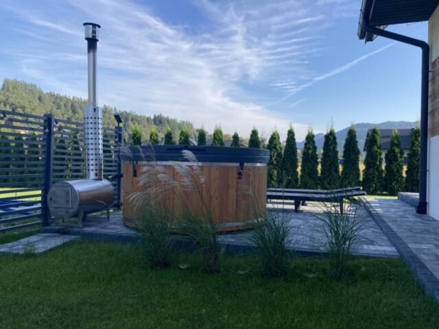 balia ogrodowa CISA z piecem zewnętrznym na podłożu z kostki brukowej