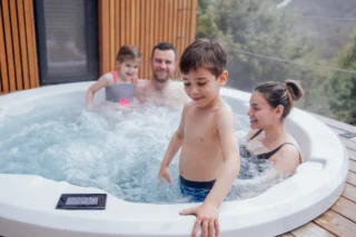rodzice z dziećmi w jacuzzi